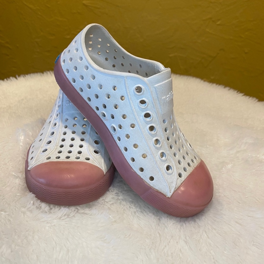 Glow-in-the-Dark Native size 8